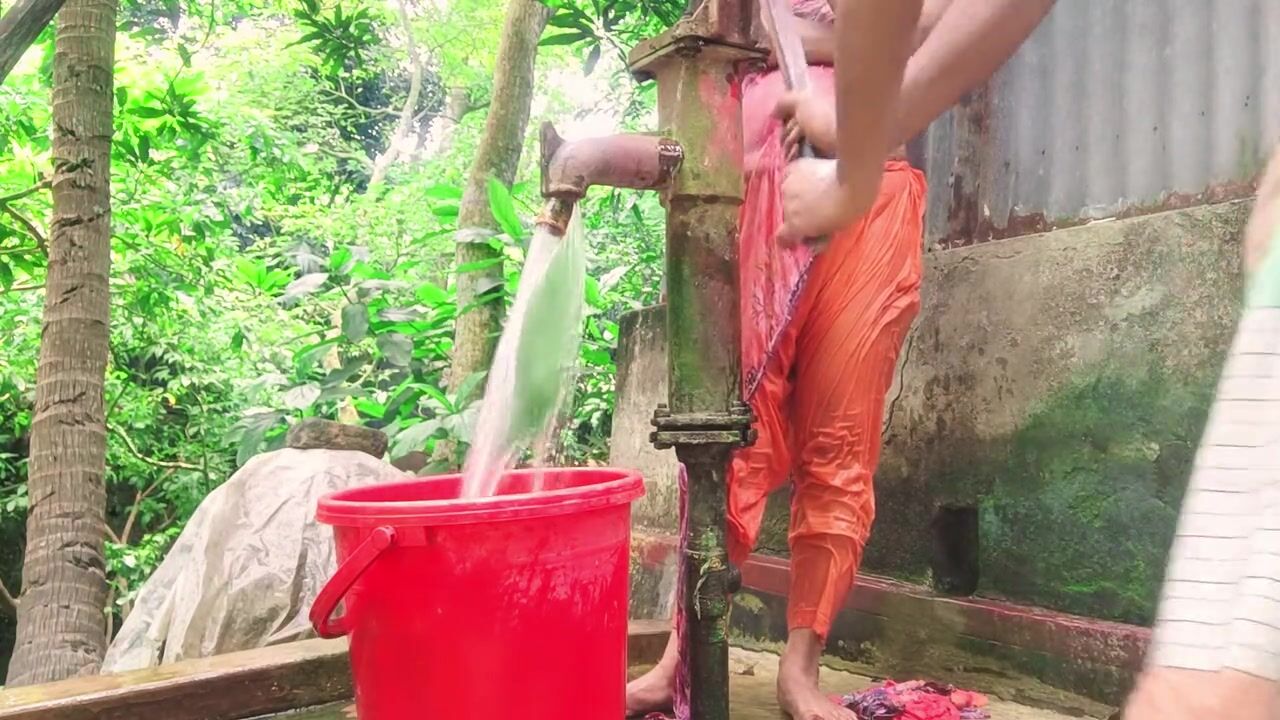 Hot XXX video of Tamil Aunty having a bath in the open