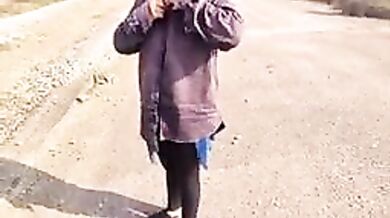 Desi MMS clip of a Dehati guy fucking his gf in the open