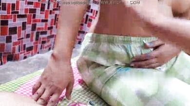 Bhojpuri sex video mein chhora apni gf ko Holi khilata hai