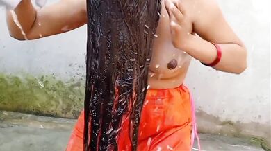 Hot Desi MMS XXX sex video of Bhojpuri Bhabhi bathing