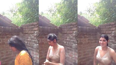 Desi MMS XXX clip of hot Bhabhi bathing in an open bathroom