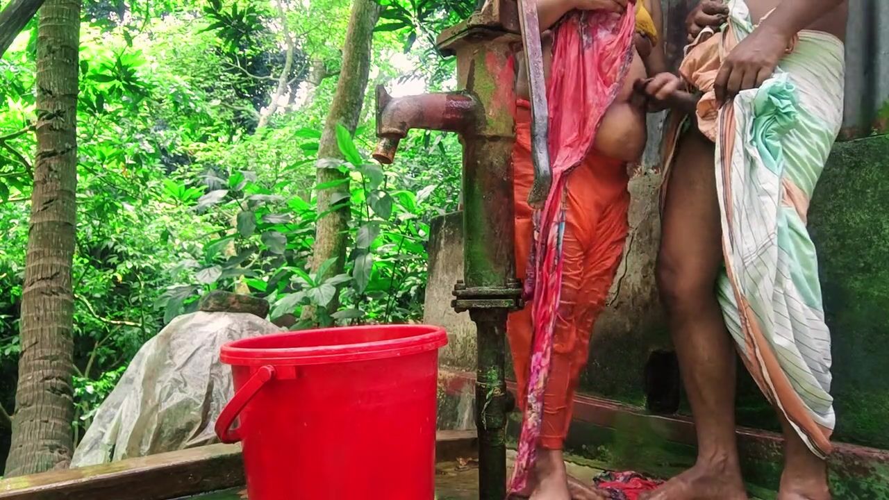 Hot XXX video of Tamil Aunty having a bath in the open - a tantalizing sight